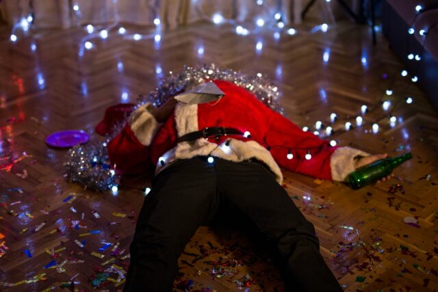 Especialistas compartilham dicas sobre como permanecer sóbrio (ish) nesta temporada Uma pesquisa recente descobriu que 64% dos americanos com idades entre 21 e 44 anos dizem que costumam beber mais durante as férias do que em outras épocas do ano e que quase 80% dos consumidores da Geração Z e da geração Y gostam de bebidas alcoólicas pelo menos uma vez por semana. (Getty/iStock)