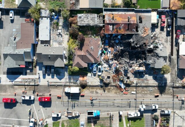 Este gráfico é um mapa localizador e uma linha do tempo dos eventos que levaram à explosão de um gasoduto de gás natural em Ashland, uma área não incorporada perto de Hayward, em 11 de dezembro, que feriu seis pessoas.