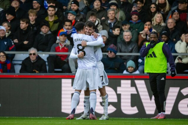 Mason Mount, do Manchester United, comemora seu segundo gol durante a partida da Premier League entre Crystal Palace e Manchester United em Selhurst Park em 30 de novembro de 2025