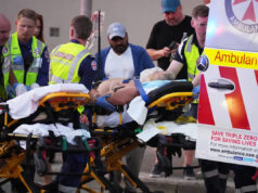 Espectador mostrado em vídeos desarmando atirador durante tiroteio na praia australiana elogiado por bravura Yahoo news home