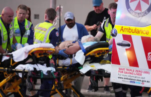 Espectador mostrado em vídeos desarmando atirador durante tiroteio na praia australiana elogiado por bravura Yahoo news home