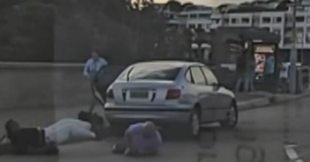 Espectadores mostrados lutando com homens armados acusados ​​de Bondi em novas imagens
