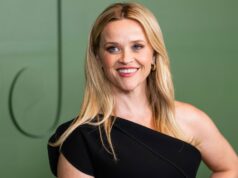 Espere aí, o top de malha elegante de Reese Witherspoon tem um gêmeo de US $ 25 suéter vermelho taylor swift
