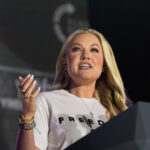 O vice-presidente JD Vance sobe ao palco durante um