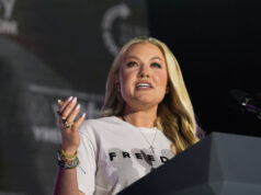 Esposa de fanático assassinado endossa Vance para 2028 O vice-presidente JD Vance sobe ao palco durante um