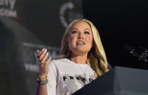 O show do intervalo da direita fez exatamente o que precisava fazer: Grift O vice-presidente JD Vance sobe ao palco durante um