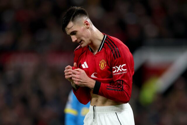 João Gomes luta com Benjamin Sesko durante a partida da Premier League entre Manchester United e Wolves em Old Trafford, em Manchester, Inglaterra, em 2025.
