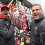 Nemanja Vidic comemorou com o ex-companheiro de equipe do Manchester United, Rio Ferdinand, depois de marcar na partida da Premier League contra o Hull City, em Old Trafford, em Manchester, em 2008.