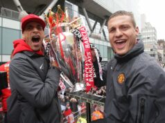 Esqueça Nemanja Vidic, Rio Ferdinand afirma que o Man Utd realmente vendeu seu parceiro de zagueiro dos sonhos Nemanja Vidic comemorou com o ex-companheiro de equipe do Manchester United, Rio Ferdinand, depois de marcar na partida da Premier League contra o Hull City, em Old Trafford, em Manchester, em 2008.