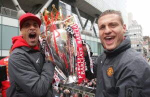 Esqueça Nemanja Vidic, Rio Ferdinand afirma que o Man Utd realmente vendeu seu parceiro de zagueiro dos sonhos Nemanja Vidic comemorou com o ex-companheiro de equipe do Manchester United, Rio Ferdinand, depois de marcar na partida da Premier League contra o Hull City, em Old Trafford, em Manchester, em 2008.