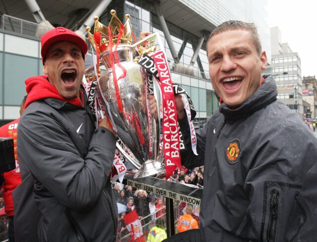 Esqueça Nemanja Vidic, Rio Ferdinand afirma que o Man Utd Nemanja Vidic comemorou com o ex-companheiro de equipe do Manchester United, Rio Ferdinand, depois de marcar na partida da Premier League contra o Hull City, em Old Trafford, em Manchester, em 2008.