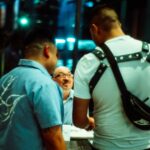 Esqueça os suéteres feios: como uma comunidade latina de couro faz as férias