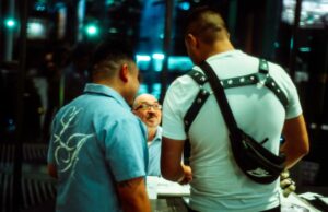 Esqueça os suéteres feios: como uma comunidade latina de couro faz as férias Esqueça os suéteres feios: como uma comunidade latina de couro faz as férias