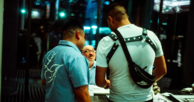 Esqueça os suéteres feios: como uma comunidade latina de couro faz as férias
