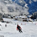 Esquiadores nos Alpes franceses. Um esquiador britânico de 24 anos morreu depois de cair 'quase 300 m' em uma encosta íngreme fora de pista nos Alpes franceses