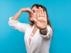 Esse hábito grosseiro pode reduzir o risco de Alzheimer em 37%, segundo especialistas Os cientistas sugerem que sentir o cheiro de ovo podre que muitas vezes acompanha a flatulência pode ajudar a prevenir a doença de Alzheimer (Getty Images/iStockphoto)