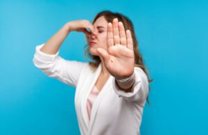 Esse hábito grosseiro pode reduzir o risco de Alzheimer em 37%, segundo especialistas Os cientistas sugerem que sentir o cheiro de ovo podre que muitas vezes acompanha a flatulência pode ajudar a prevenir a doença de Alzheimer (Getty Images/iStockphoto)