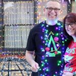 Andrew Walters gastou mais de US$ 30 mil em decorações e acumulou 250 mil luzes para criar sua incrível exibição de Natal em sua casa.