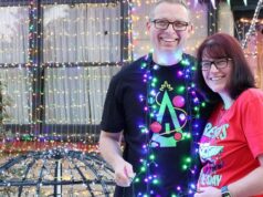 Esses australianos mantêm uma tradição de Natal preciosa. Mas não é barato ou fácil Andrew Walters gastou mais de US$ 30 mil em decorações e acumulou 250 mil luzes para criar sua incrível exibição de Natal em sua casa.