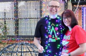 Esses australianos mantêm uma tradição de Natal preciosa. Mas não é barato ou fácil Andrew Walters gastou mais de US$ 30 mil em decorações e acumulou 250 mil luzes para criar sua incrível exibição de Natal em sua casa.