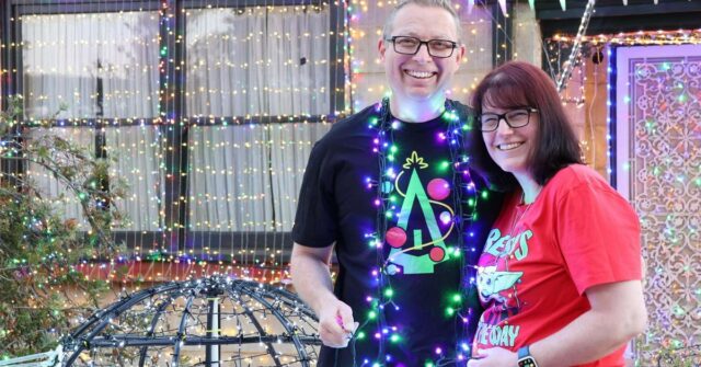 Esses australianos mantêm uma tradição de Natal preciosa. Mas não Andrew Walters gastou mais de US$ 30 mil em decorações e acumulou 250 mil luzes para criar sua incrível exibição de Natal em sua casa.