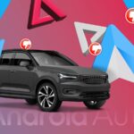 Painel do carro exibindo a navegação do Android Auto na tela central, com o mascote do Android ao lado dele, cercado por ícones flutuantes do Android Auto.