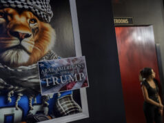 Esta cidade de maioria árabe apoiou Trump. Não está indo bem. O candidato a prefeito de Dearborn, Abdullah Hammoud, fala aos apoiadores na noite eleitoral no Centro Comunitário Mohammed Turfe em Dearborn, Michigan, na terça-feira, 2 de novembro de 2021. Hammoud, um legislador do estado de Michigan, venceu a disputa para prefeito de Dearborn, tornando-o o primeiro prefeito árabe-americano daquela cidade. (Robin Buckson/Detroit News via AP)