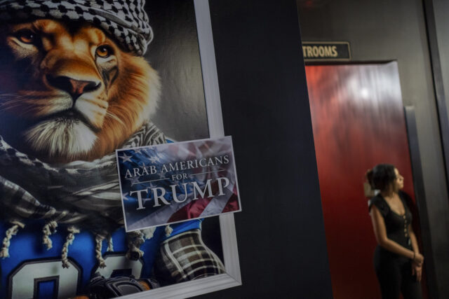 Esta cidade de maioria árabe apoiou Trump. Não está indo O candidato a prefeito de Dearborn, Abdullah Hammoud, fala aos apoiadores na noite eleitoral no Centro Comunitário Mohammed Turfe em Dearborn, Michigan, na terça-feira, 2 de novembro de 2021. Hammoud, um legislador do estado de Michigan, venceu a disputa para prefeito de Dearborn, tornando-o o primeiro prefeito árabe-americano daquela cidade. (Robin Buckson/Detroit News via AP)