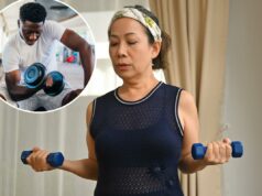 Esta é a idade exata em que o condicionamento físico e a força começam a diminuir: estudo Uma mulher idosa levantando halteres azuis na sala de estar.