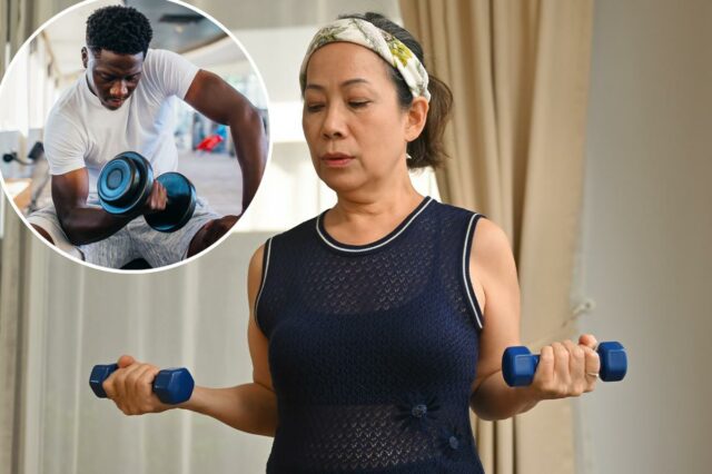 Uma mulher idosa levantando halteres azuis na sala de estar.