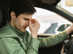 Esta é considerada a marca de carro mais decepcionante em termos de satisfação do cliente Jeep Wranglers azuis, vermelhos, verdes e pretos dirigindo em uma estrada urbana