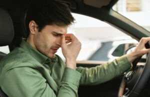 Esta é considerada a marca de carro mais decepcionante em termos de satisfação do cliente Jeep Wranglers azuis, vermelhos, verdes e pretos dirigindo em uma estrada urbana