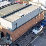 A propriedade Dagenham (foto) foi comparada à barcaça Bibby Stockholm - mas está à venda por £ 500.000