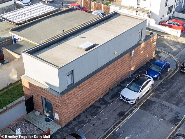 Esta é realmente a “pior casa da Grã-Bretanha”? Vizinhos comparam A propriedade Dagenham (foto) foi comparada à barcaça Bibby Stockholm - mas está à venda por £ 500.000