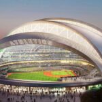 ARQUIVO - Uma pessoa tira foto perto de um equipamento de construção durante a cerimônia de inauguração do estádio de beisebol do Atletismo, segunda-feira, 23 de junho de 2025, em Las Vegas. (Foto AP / John Locher, Arquivo)