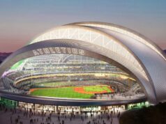 Estádio A’s Las Vegas a caminho da inauguração em 2028, dizem autoridades ARQUIVO - Uma pessoa tira foto perto de um equipamento de construção durante a cerimônia de inauguração do estádio de beisebol do Atletismo, segunda-feira, 23 de junho de 2025, em Las Vegas. (Foto AP / John Locher, Arquivo)