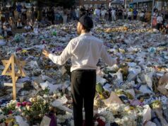 Estado australiano pondera proibição de cantos de ‘globalização da intifada’, manifestantes mascarados após ataque de Hanukkah Estado australiano pondera proibição de cantos de 'globalização da intifada', manifestantes mascarados após ataque de Hanukkah