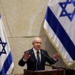 O primeiro-ministro de Israel, Benjamin Netanyahu, à direita, fala com o ministro das Comunicações, Shlomo Karhi, no Knesset, o parlamento de Israel