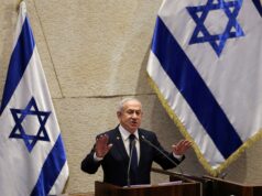 Estará o governo de Israel a travar uma guerra contra a Al Jazeera e os meios de comunicação? O primeiro-ministro de Israel, Benjamin Netanyahu, à direita, fala com o ministro das Comunicações, Shlomo Karhi, no Knesset, o parlamento de Israel