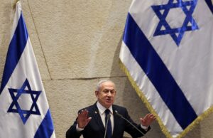 Estará o governo de Israel a travar uma guerra contra a Al Jazeera e os meios de comunicação? O primeiro-ministro de Israel, Benjamin Netanyahu, à direita, fala com o ministro das Comunicações, Shlomo Karhi, no Knesset, o parlamento de Israel
