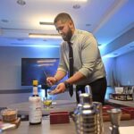 Um Aperol Spritz como The Fairmont Hotel oferece uma aula de demonstração de como fazer três coquetéis natalinos no domingo, 23 de novembro de 2025, no The Fairmont Hotel, no centro de Pittsburgh. (Pittsburgh Post-Gazette/Pittsburgh Post-Gazette/TNS)