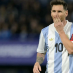 Estátua de ferro de 21 metros do lendário jogador de futebol Messi será inaugurada em Calcutá