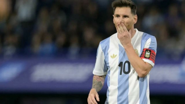 Estátua de ferro de 21 metros do lendário jogador de Estátua de ferro de 21 metros do lendário jogador de futebol Messi será inaugurada em Calcutá