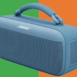 Alto-falante portátil Bose azul.