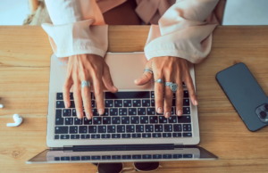 Este aplicativo macOS facilita a visualização (e o uso) dos atalhos do teclado Um painel à esquerda de uma janela do Safari, mostrando os atalhos de teclado.