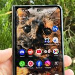 Um computador desktop exibindo o logotipo do 'Aluminium OS' com uma cabeça Android acima do texto, contra um fundo colorido.