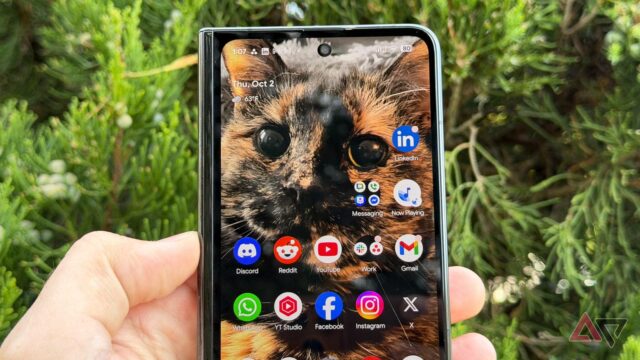 Um computador desktop exibindo o logotipo do 'Aluminium OS' com uma cabeça Android acima do texto, contra um fundo colorido.
