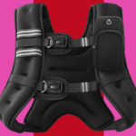 Colete preto com duas alças listradas cinza e uma pequena bolsa no ombro.