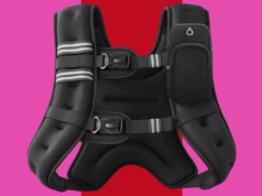 Este colete pesado transforma tarefas em um treino Colete preto com duas alças listradas cinza e uma pequena bolsa no ombro.