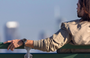 Este é o smartwatch que pode ficar dois meses sem carregar Garmin Instinct Crossover Solar no pulso à noite